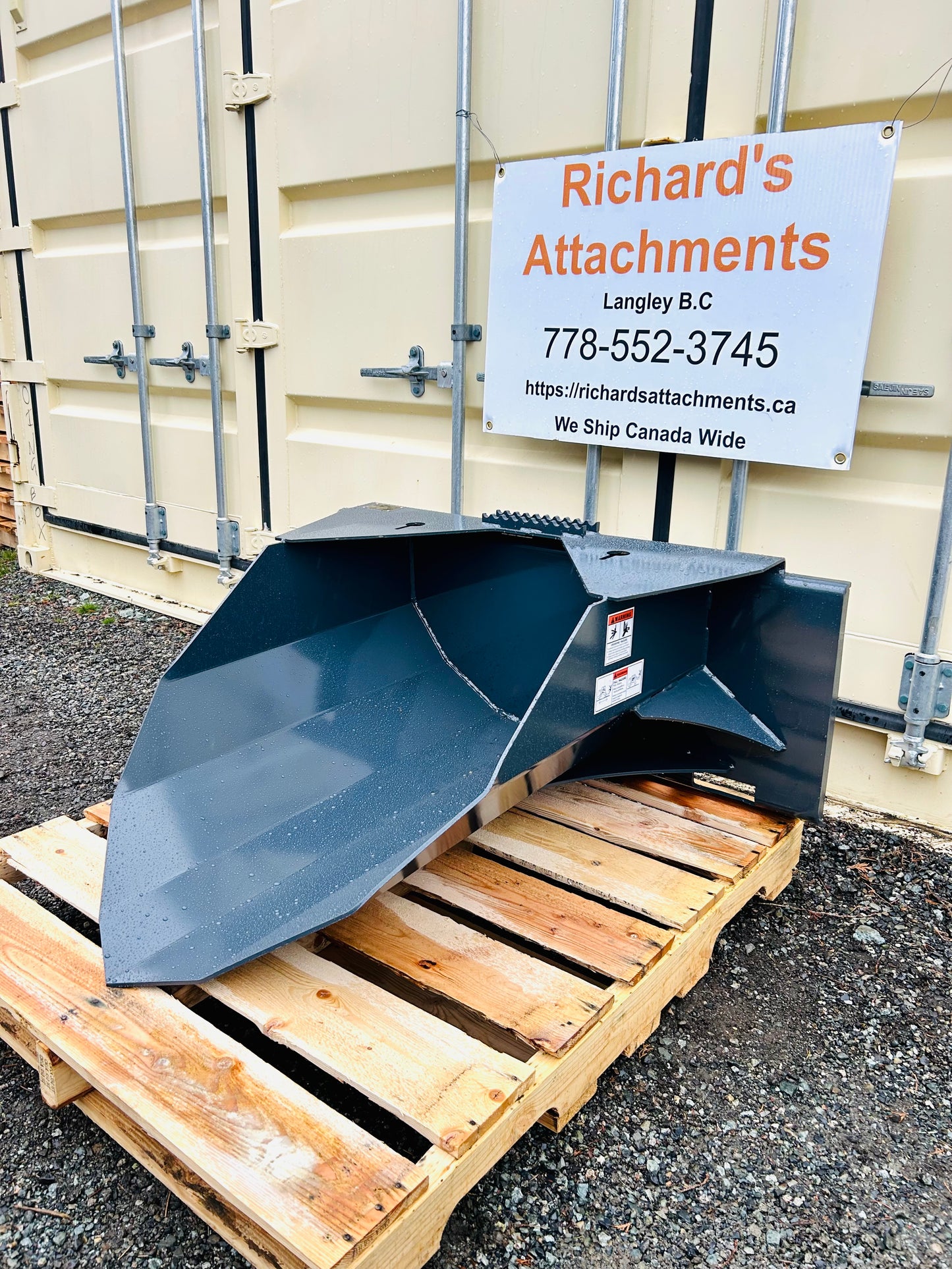 $1950 New Premium 42” Heavy-Duty Skid Steer Tree Scoop, 1500-lb Capacity, Chain Slot, 30” Mouth Opening, High Abrasive Cut Edge