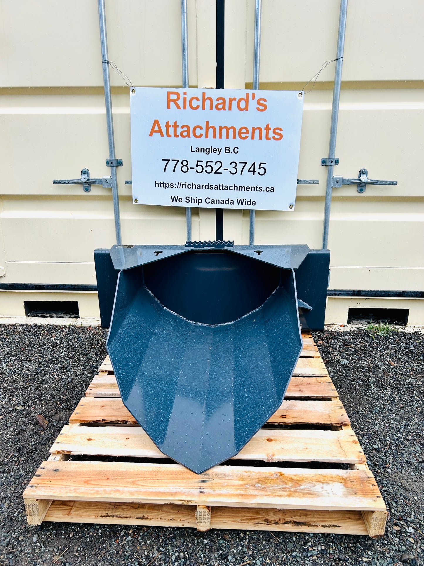 $1950 New Premium 42” Heavy-Duty Skid Steer Tree Scoop, 1500-lb Capacity, Chain Slot, 30” Mouth Opening, High Abrasive Cut Edge