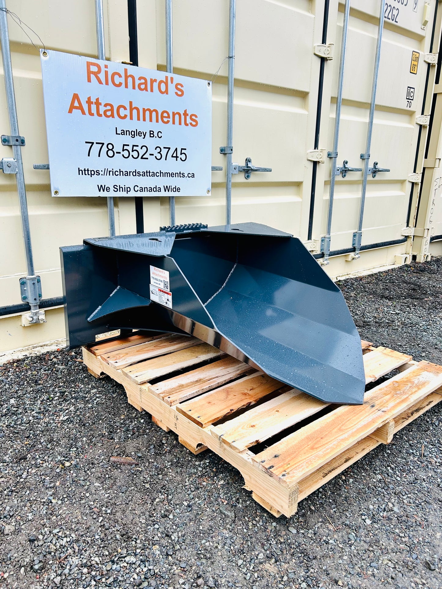 $1950 New Premium 42” Heavy-Duty Skid Steer Tree Scoop, 1500-lb Capacity, Chain Slot, 30” Mouth Opening, High Abrasive Cut Edge